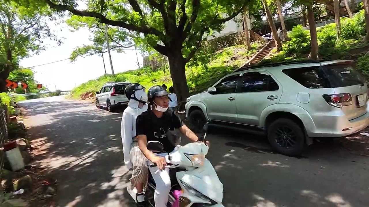 Lên xuống núi ngày hè đông đúc trên ngọn Hải Đăng Vũng Tàu luyện tập bài leo đèo cho người mới lái