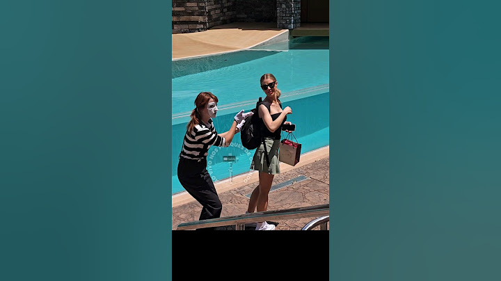 Mime Megan ran to help this woman 🏃🏻‍♀️😂🤣 #seaworldmime #seaworldorlando #pranks #funny