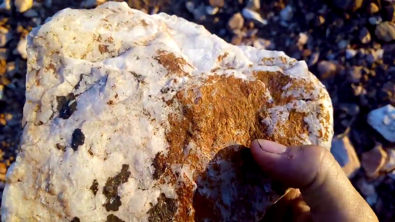 Jazida de quartzo com bastante óxido de ferro. Local muito propício à encontrar ouro YouTube