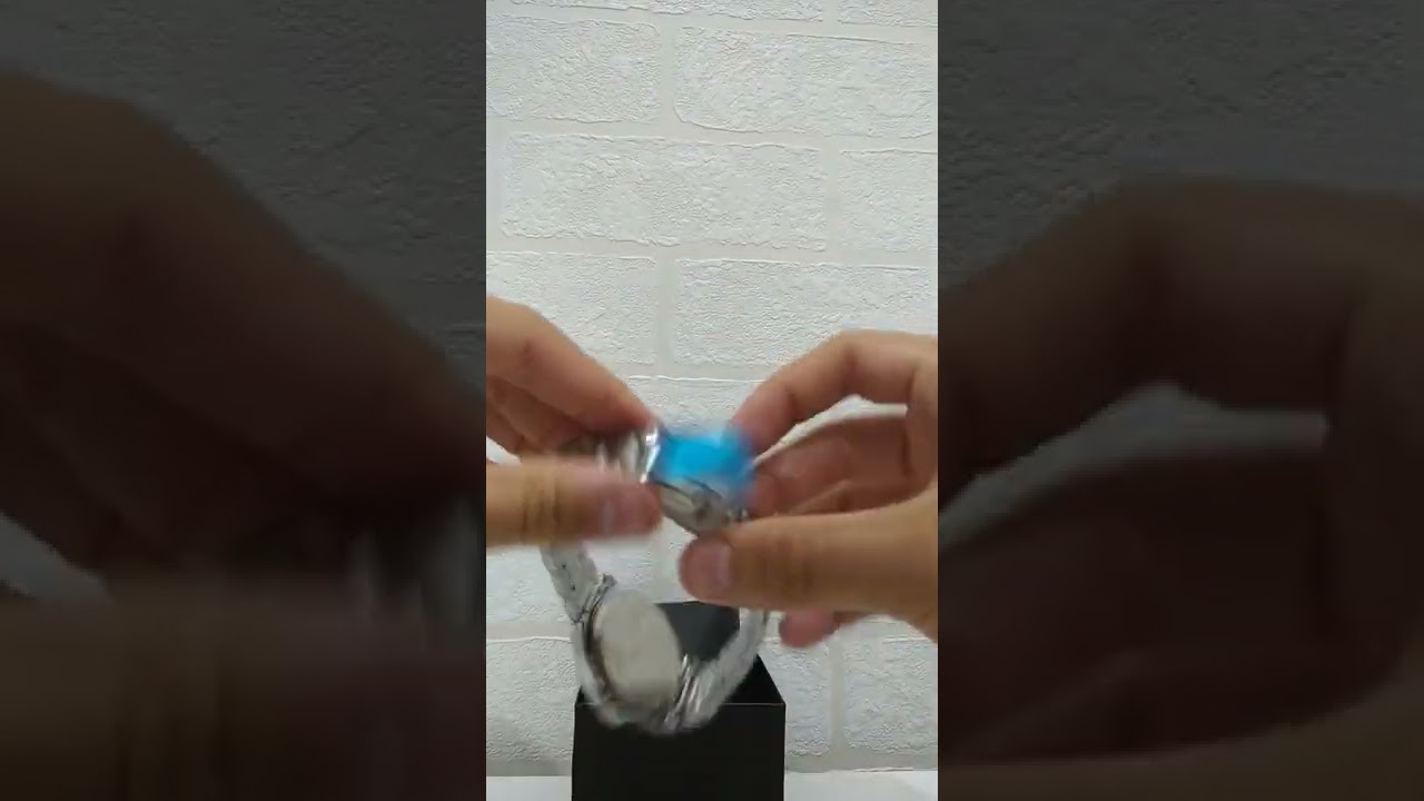 Наручные часы с серебряным ремешком и изумрудным циферблатом