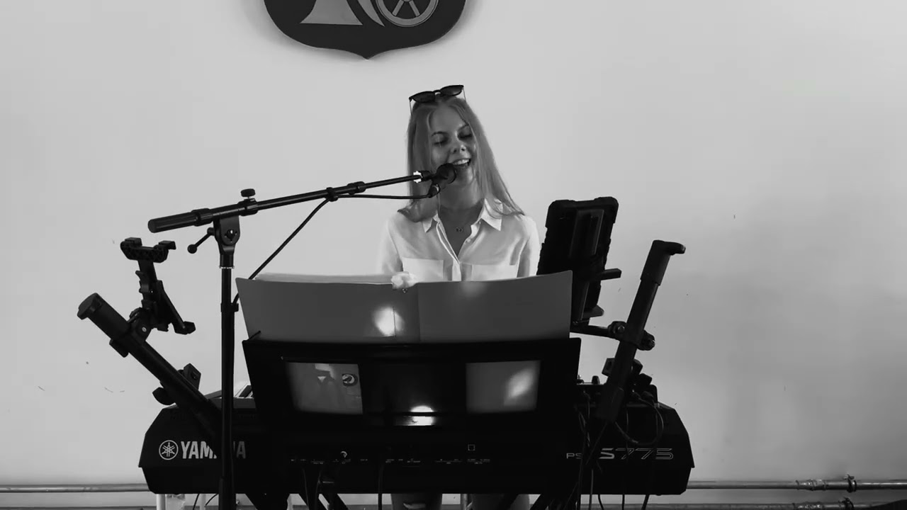 Ahol a szürkeség véget ér……🤍 COVER