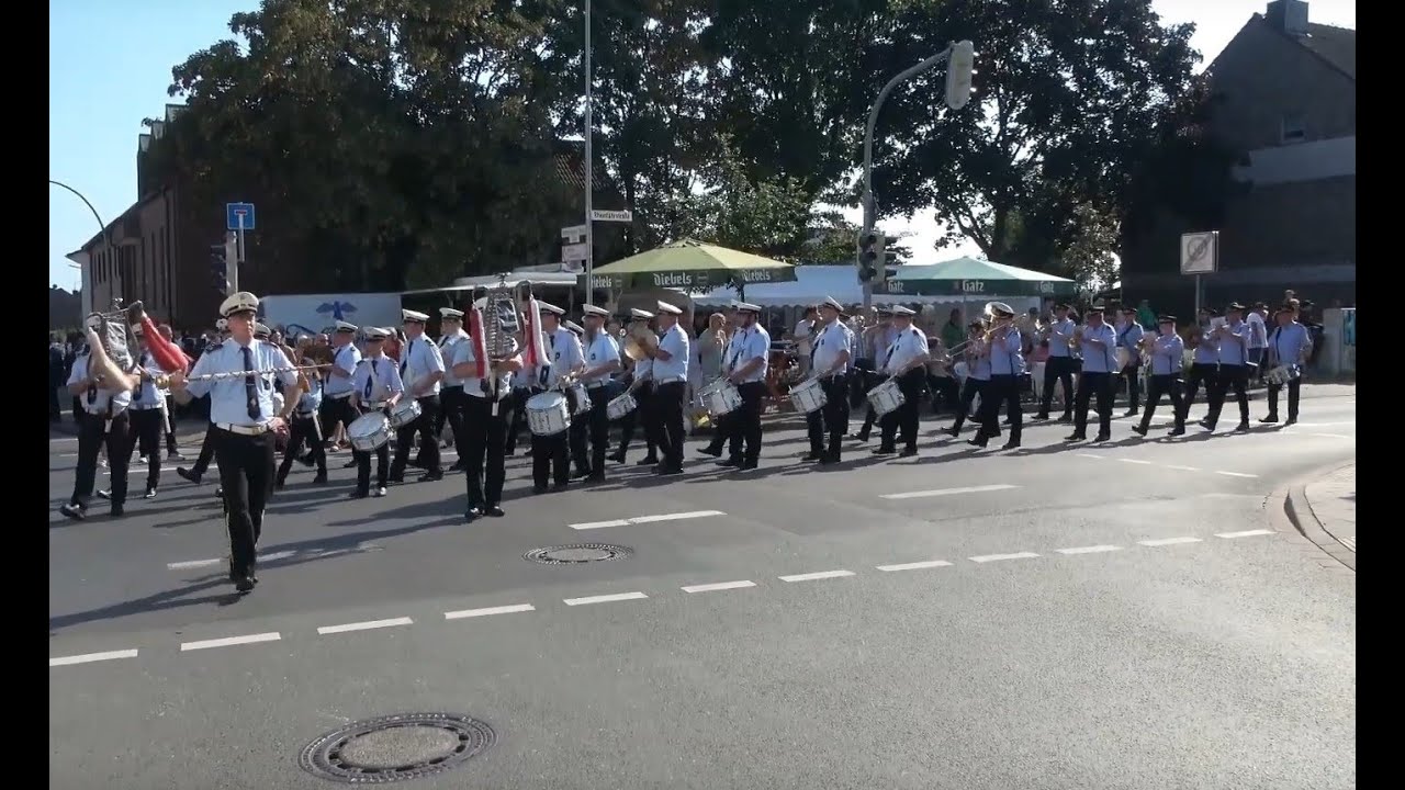 Schützenfest in Neuss Uedesheim 2023. Der Aufmarsch zur Parade