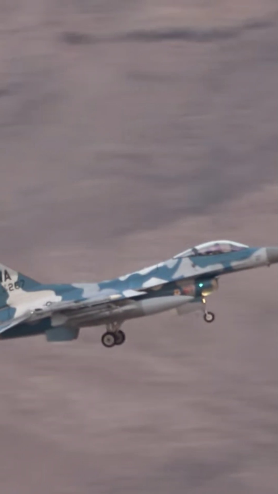 1/72 F−16C アメリカ空軍 ネリス空軍基地アグレッサー アグレッサー、しかもアメリカ空軍！ネリス空軍基地で宵の空へ向かう