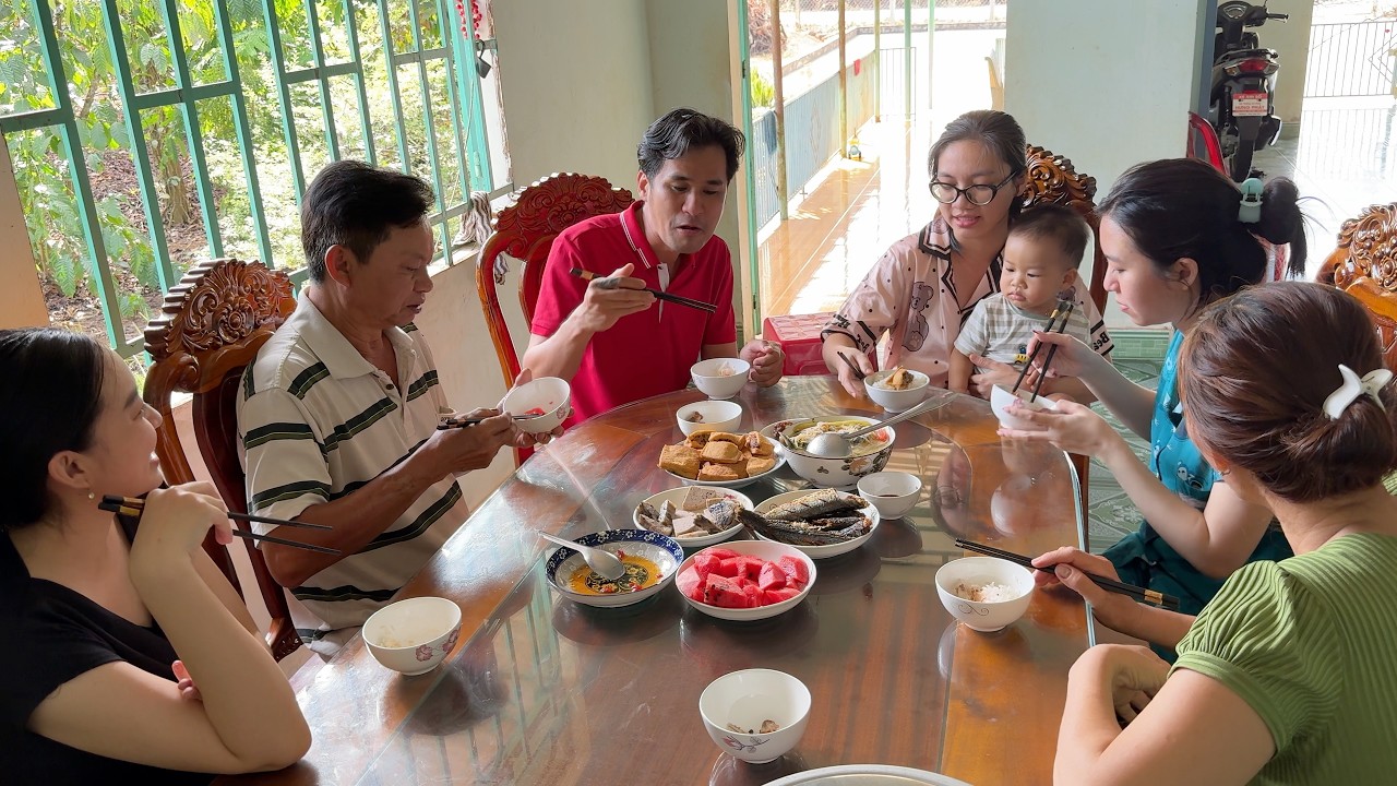 28 Tết Nhà Vợ Có Mặt Đầy Đủ, Cả Nhà Trang Trí Cây Mai Đón Tết