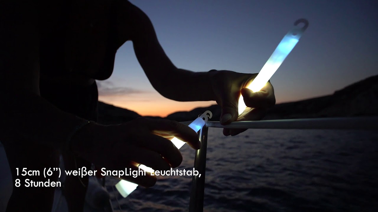 Markierung eines ankernden Bootes mit den weißen Cyalume Leuchtstab zur Kennzeichnung