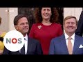 BORDESVIDEO: De koning en de ministers van het nieuwe kabinet Rutte III op de trappen