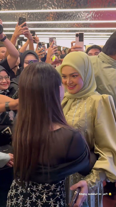 Rossa Peluk Erat Siti Nurhaliza