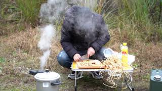 荒野裡的美食：折耳根炒臘肉，一個流浪者的野外生活