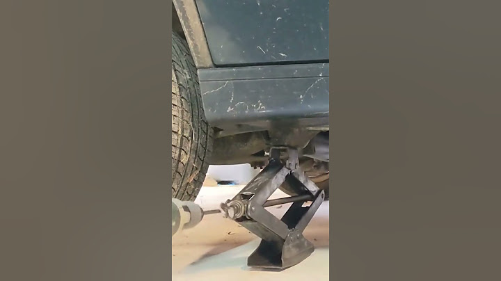 Un Cric, une Perceuse et une Voiture.