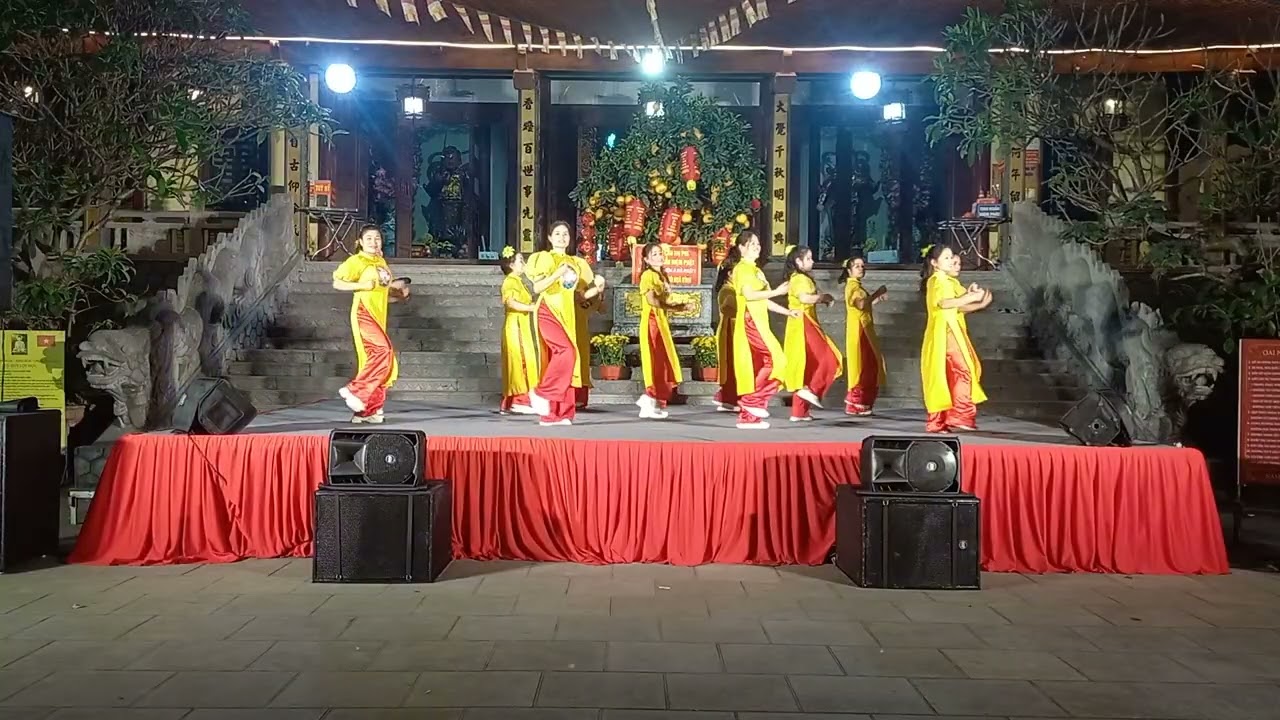 Đội múa dân vũ mừng mùa xuân