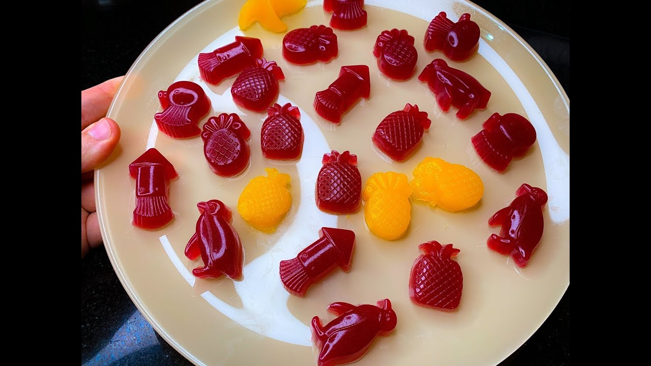 بـ كوب واحد من عصير الفواكه الطبيعي حضري 20 قطعة من حلوى الجيلاتين اللذيذة