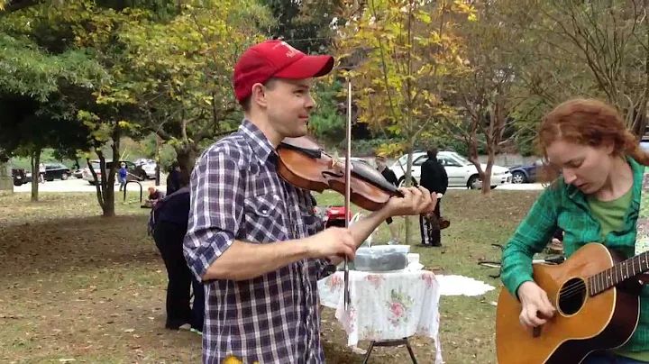 Ashley and Joni Carr busk (Horseshoe Bend) at Gran...