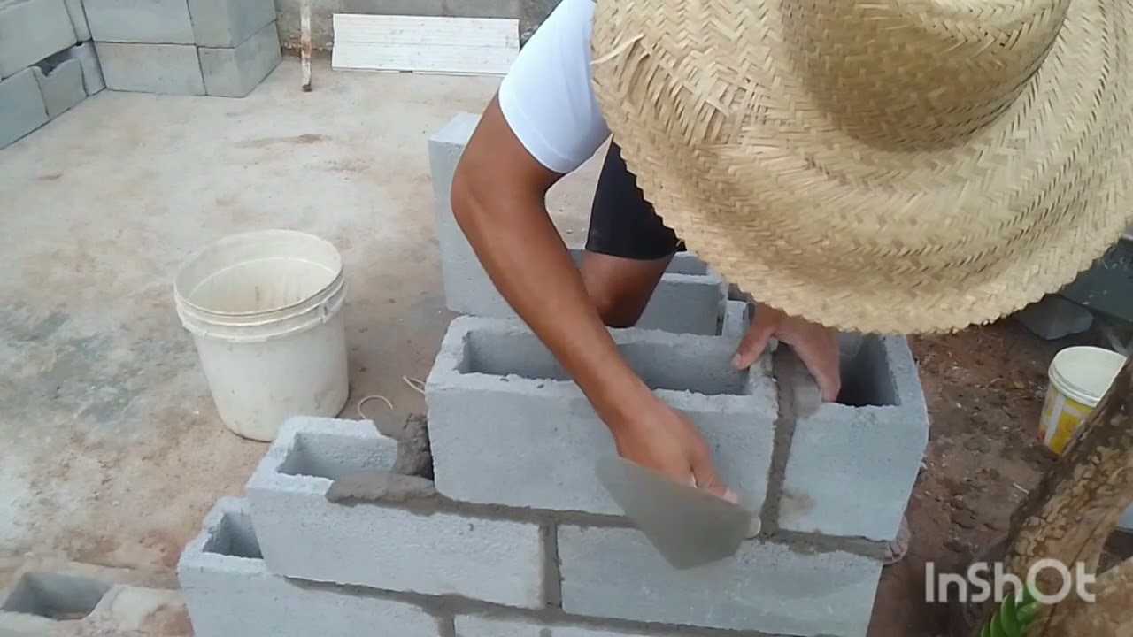 nesse video mostro a construção de uma lareira de chão com bancos feitos de blocos.