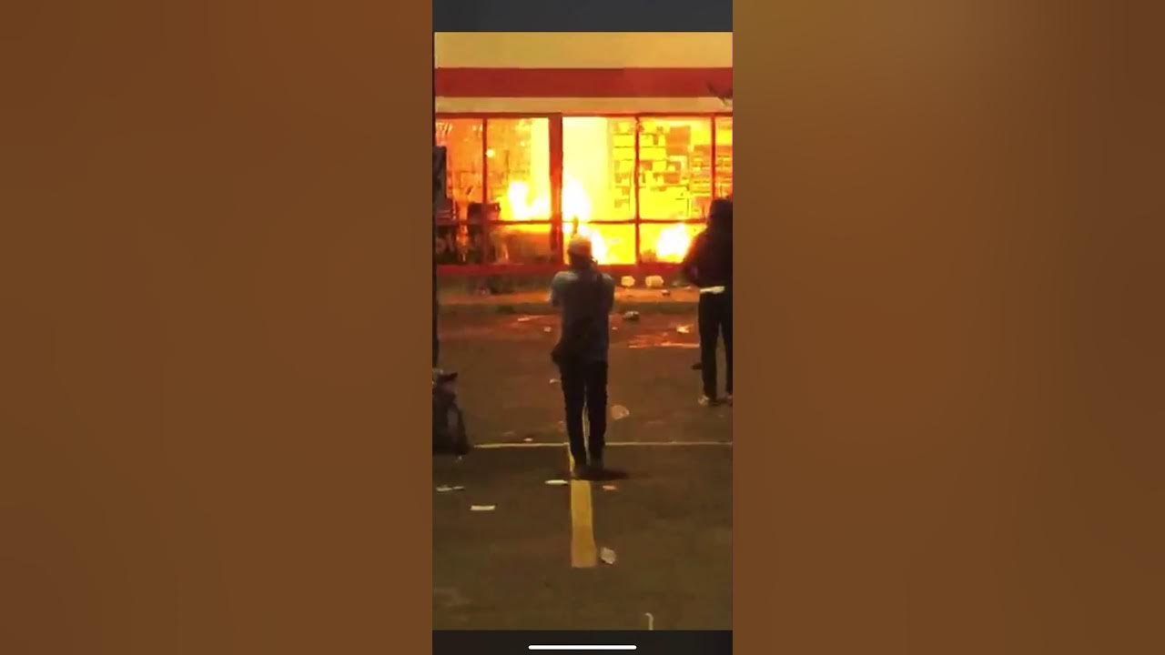 PROTESTERS IN MINNESOTA SET AUTOZONE ON FIRE WITH PEOPLE STILL INSIDE YouTube