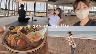 【休日vlog】朝ヨガから始まる1日🧘‍♀️ 海を見ながらランチ、新作スタバ🍃moring yoga ~ ☽