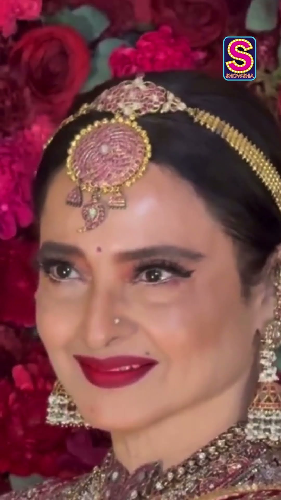 The OG Queen Of Elegance Obliges Paps As She Poses At Aadar \u0026 Alekha’s Wedding! | Bollywood | N18S