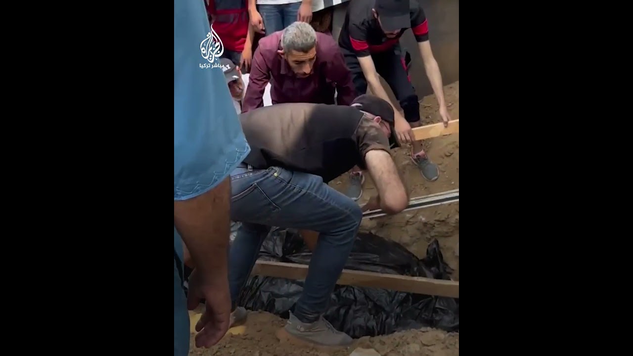 لصعوبة الوصول للمقابر.. الأهالي يدفنون 3 شهداء في مقبرة جماعية داخل مدرسة في غزة