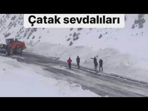 Çatak yoluna düşen çığın temizleme anı