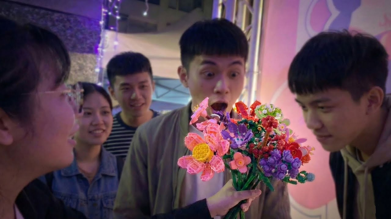 聖誕快樂，於是隨機將花送給路人