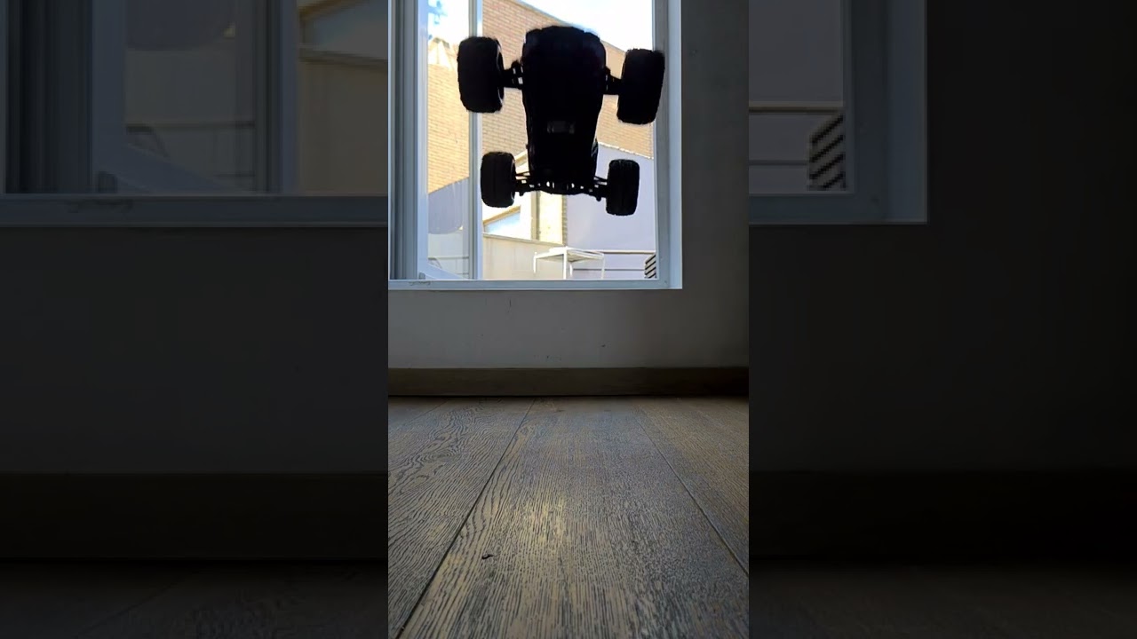 Flying Rc 1/16 (slow motion)