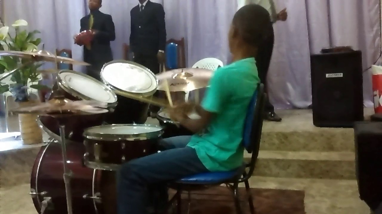 menino de 11 anos tocando bateria música ninguém explica ...
