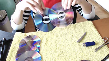 Como abrir a parte de trás do CD?