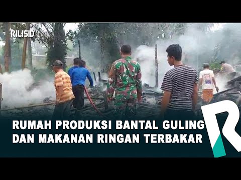 Rumah Produksi Bantal Guling dan Makanan Ringan Terbakar