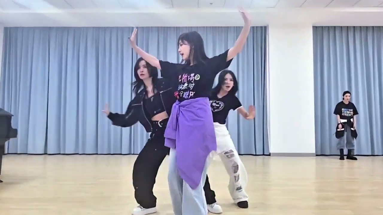 英子流出的蒙娜丽莎训练室版 就问你们能拿SuperA 不 #黄英 #李晟 #蒋一乔 #管乐 #李艺彤