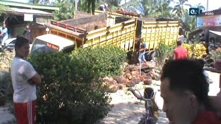 TRUK SAWIT TERPEROSOK KE HALAMAN RUMAH WARGA
