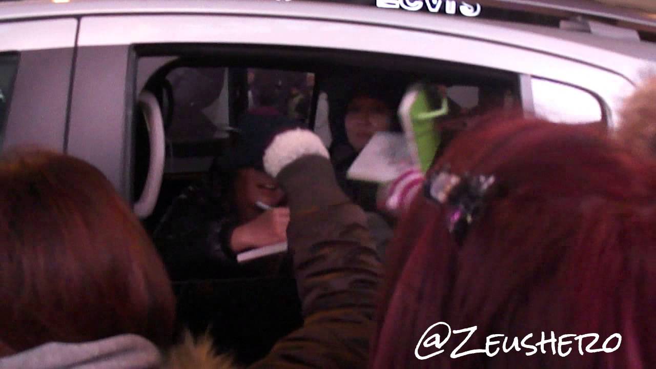 Jung In signing autographs after LeeSsang concert @ Best Buy Theater NYC 130124