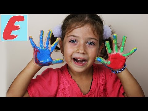 ემილია ღებავს ხილს ხელის საღებავებით