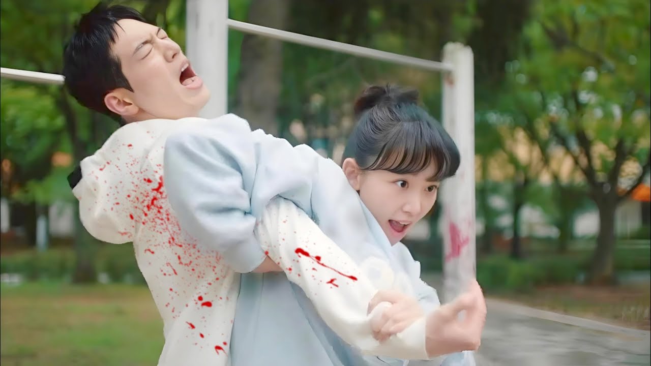 طالب في مهمه سريه يدخل مدرسه للأغنياء علشان يلاقي تمثال أثري نادر لكن بنت بتتنمر عليه مفكراه ضعيف