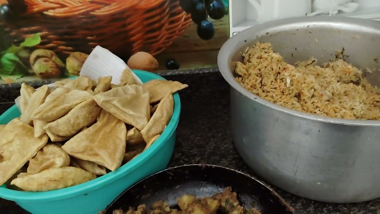 New blog Itni Raat Mein khana Kaun banata hai chicken biryani Puri aloo ki sabji😋💕