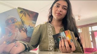 картинка: Как этот человек относится к тебе? Выберите стопку ♥️