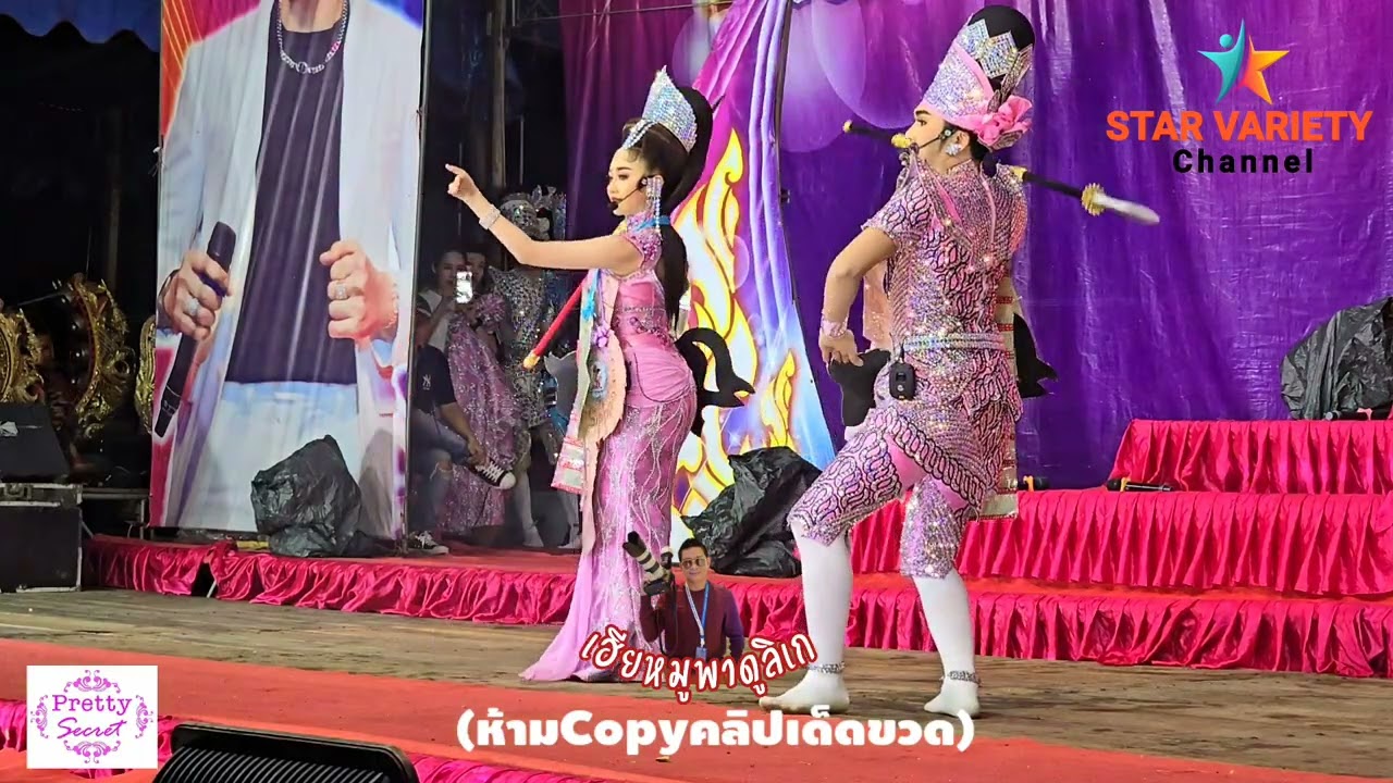 Нонг Нат Рунгфа и Нонг Нун Нетчанок вместе исполняют танец верховой езды.