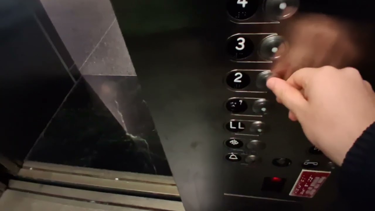 Schindler HT 400A traction elevators at the American History museum (Washington DC)