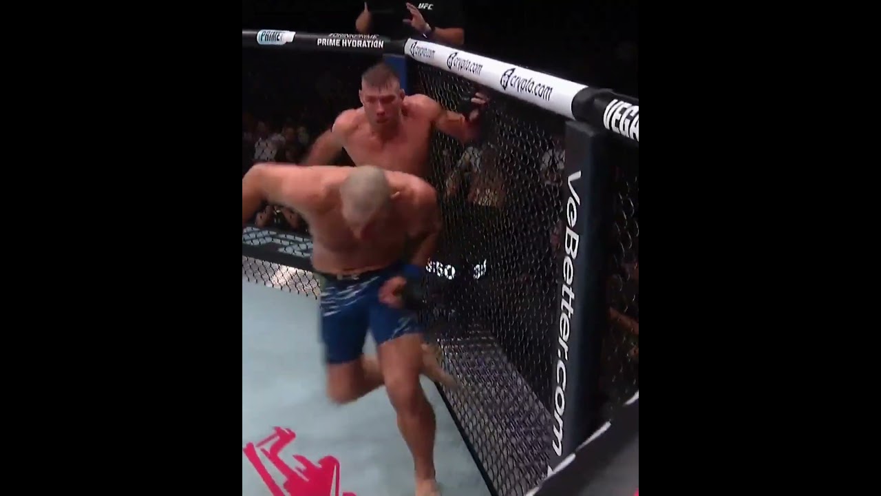 Dricus Du Plessis breaks Sean Strickland's nose at 