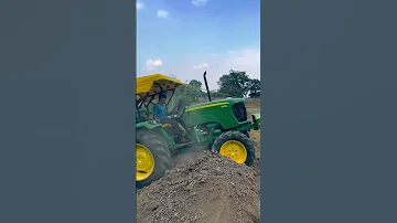 Kolik koní má John Deere 5105 4WD?