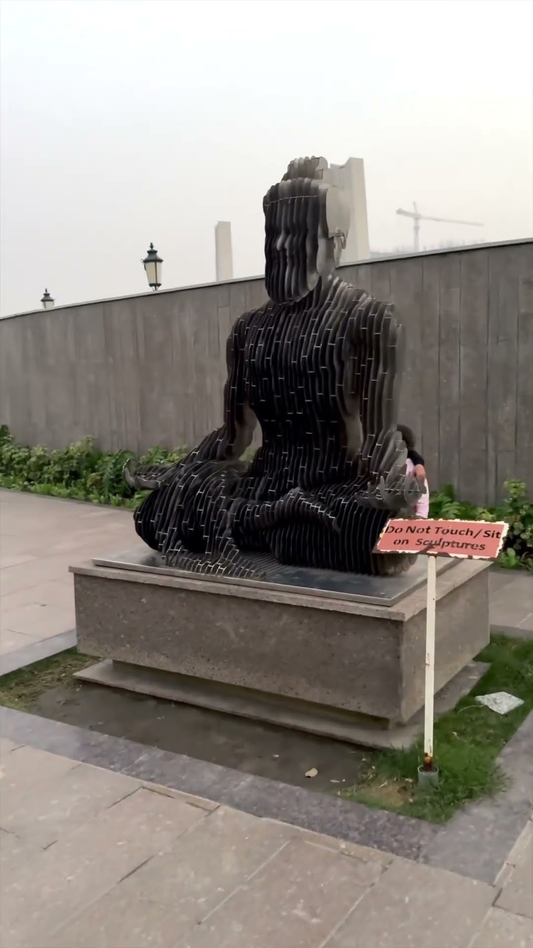 Invisible statue ???