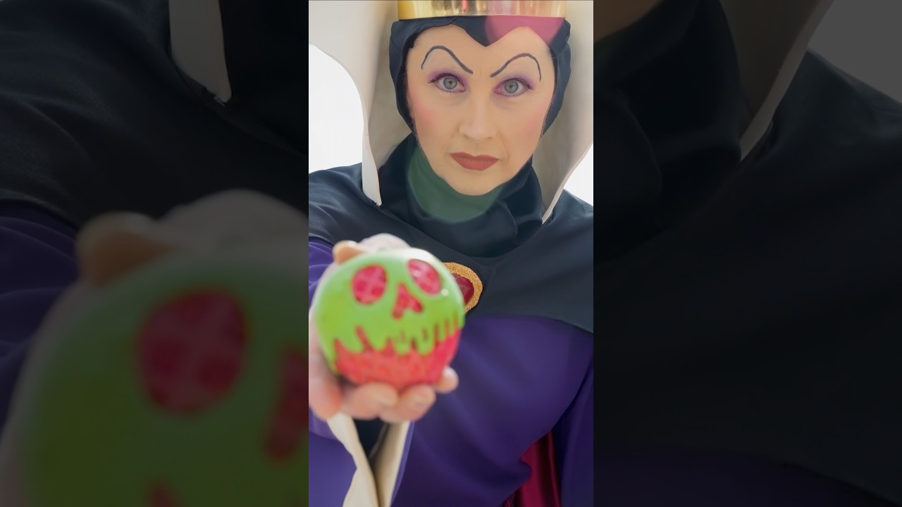 🍏☠️AMAZING Evil Queen Cosplay🤩 Spotted at Megacon