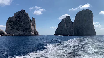 Perché si chiamano faraglioni di Capri?