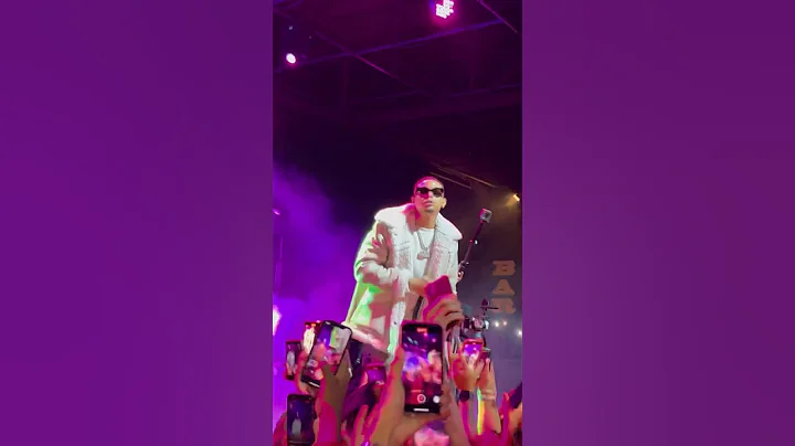 D Savage "How Does It Feel” throws dj in crowd! (Live)