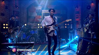 PAMUNGKAS - FLYING SOLO (PERFORM AT TONIGHT SHOW)