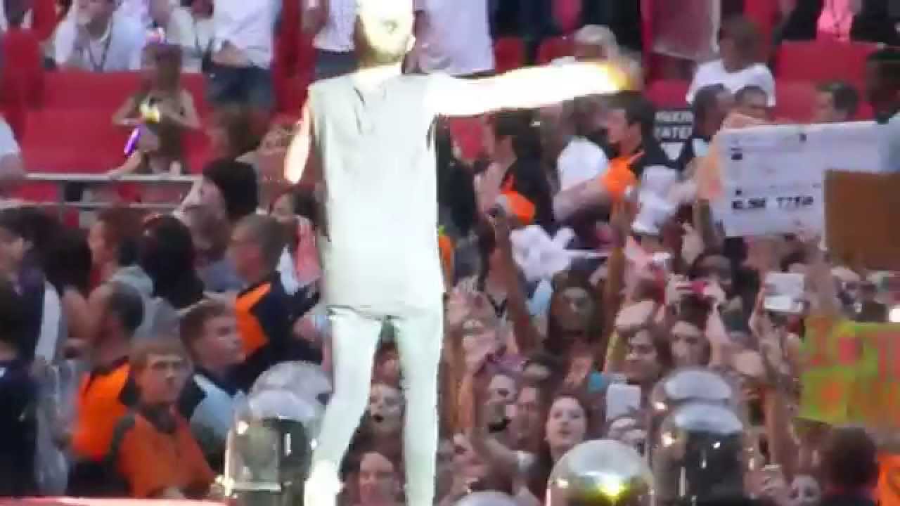 Niall talking - Wembley 8/6/14