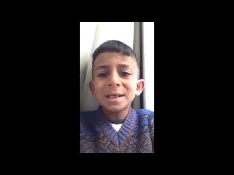 طفل يغني كون نصير