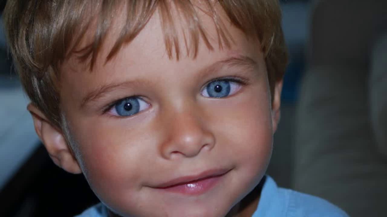 Песня глазами мальчика. Ronan Taylor Swift. Мальчик с синими глазами. Малчикс галубыми глазам. Мальчик с зелеными глазами.