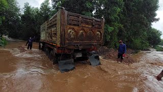 มีใครทำงานเหมือนป๋าไหม ฝนตกหนักน้ำท่วมทางป๋าเหลายังสั่งให้รถลุยน้ำเข้าไปเท😱