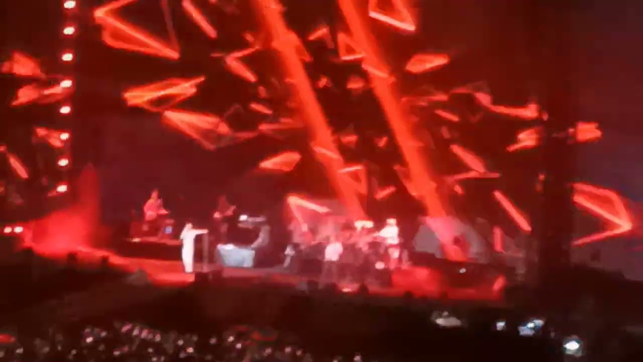 Maroon 5 concert in Singapore (28 November 2022) - Makes Me Wonder