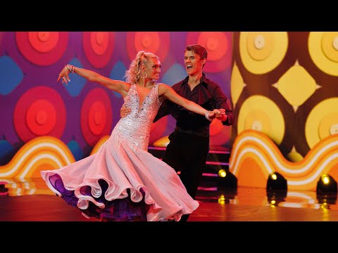 Theo Haraldsson och Paulina Rosenkvist dansar en Slowfox  | Let’s Dance | TV4 & TV4 Play