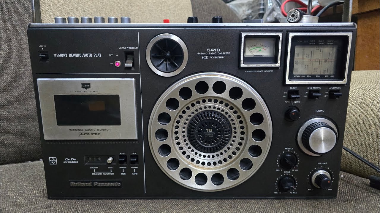 National Panasonic R-5410 mint condition 4 band radio cassette